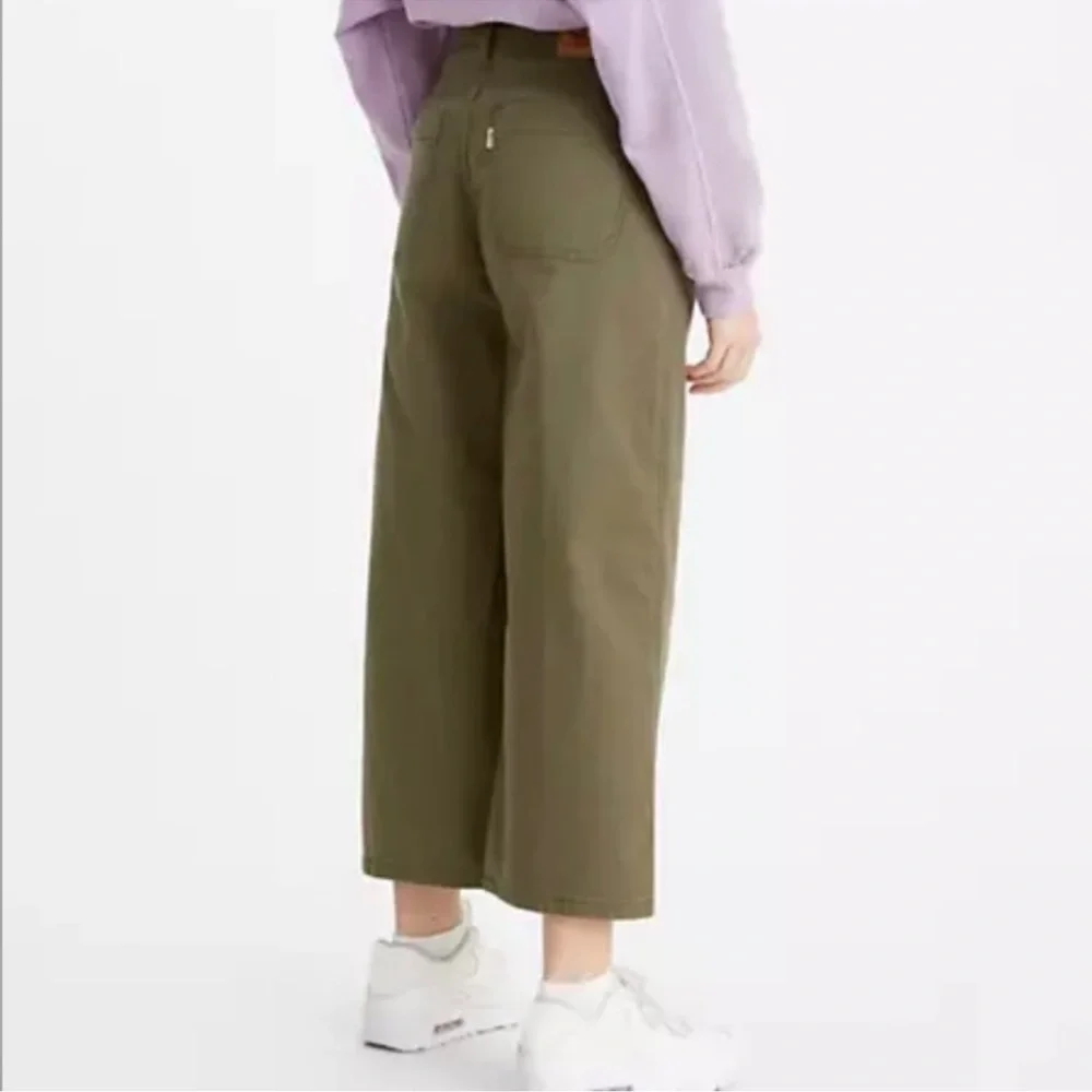 Levi’s Mile High Cropped Wide Leg Pants Size 30 • Olive Green